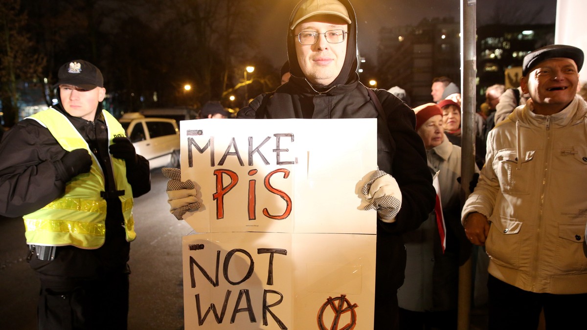 Gorąco jest również przed Sejmem. Trwają dwie demonstracje