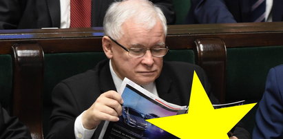 Przyłapany! Nie zgadniesz, co Kaczyński czytał w Sejmie!