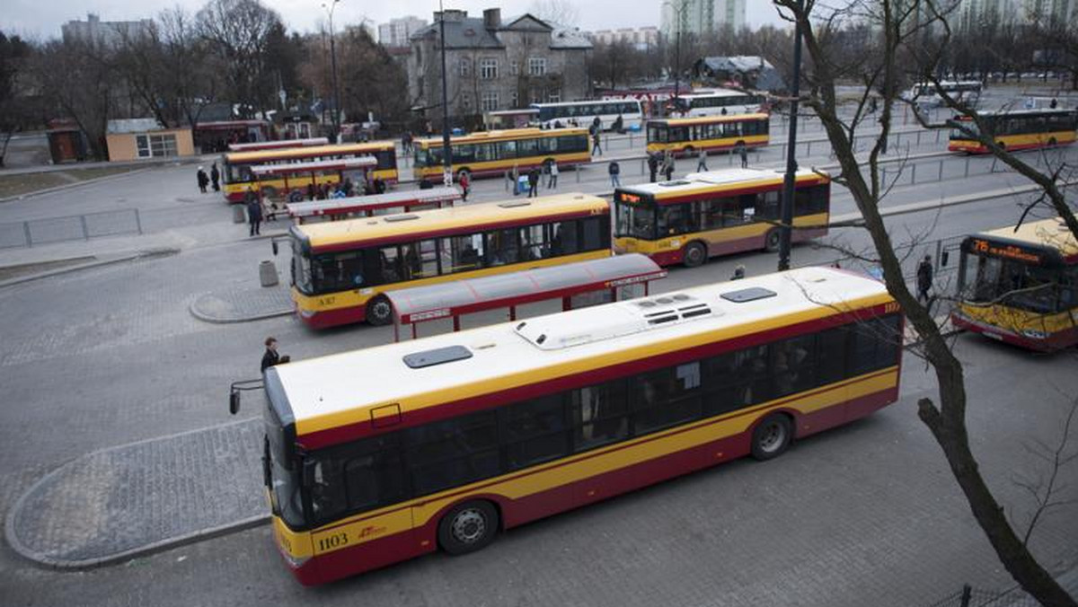 Wyposażone zostaną w klimatyzację, monitoring, biletomaty, ekrany LCD i będą miały 12 metrów długości. Stołeczny Zarząd Transportu Miejskiego ogłosił właśnie przetarg na obsługę komunikacyjną z wykorzystaniem 100 nowych autobusów dla Warszawy. Pierwsze mają pojawić się na stołecznych ulicach pod koniec roku.