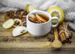 Rozpocznij sezon na zimową herbatę! Co do niej dodać zamiast cytryny?