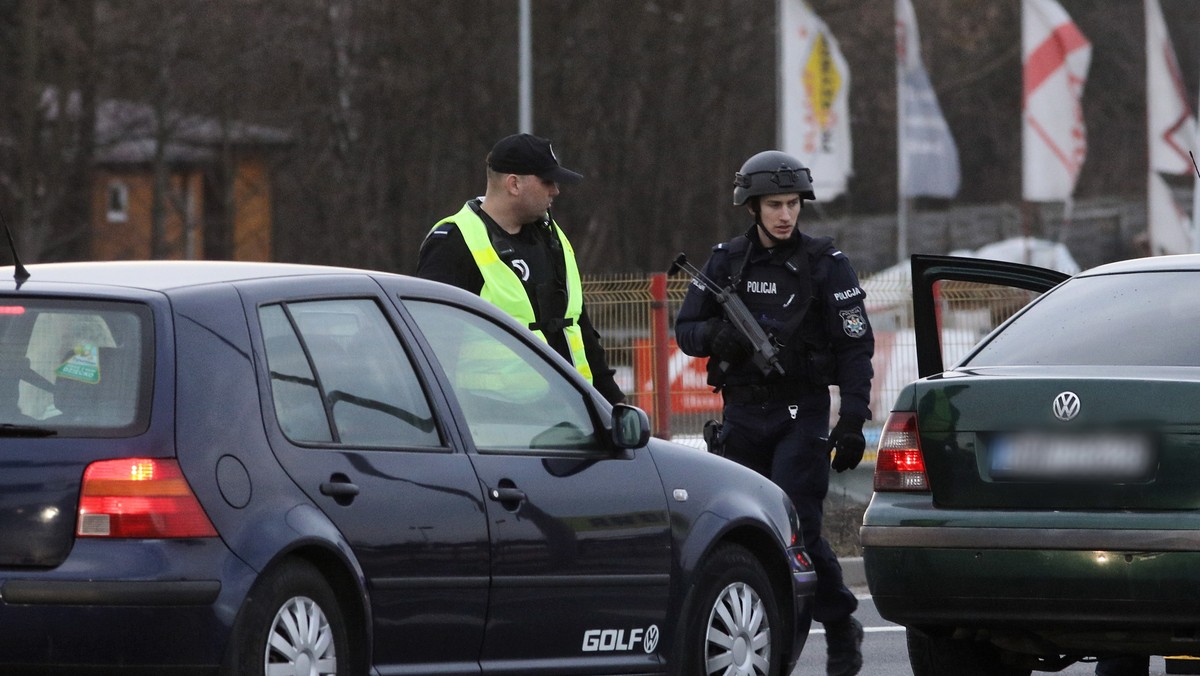 Trwają policyjne blokady dróg w Podlaskiem w związku z poszukiwaniami porwanej dziś przed południem w Białymstoku 25-letniej matki i jej dziecka. Kierowcy będą kontrolowani na tych blokadach także w nocy - poinformował rzecznik podlaskiej policji Tomasz Krupa.