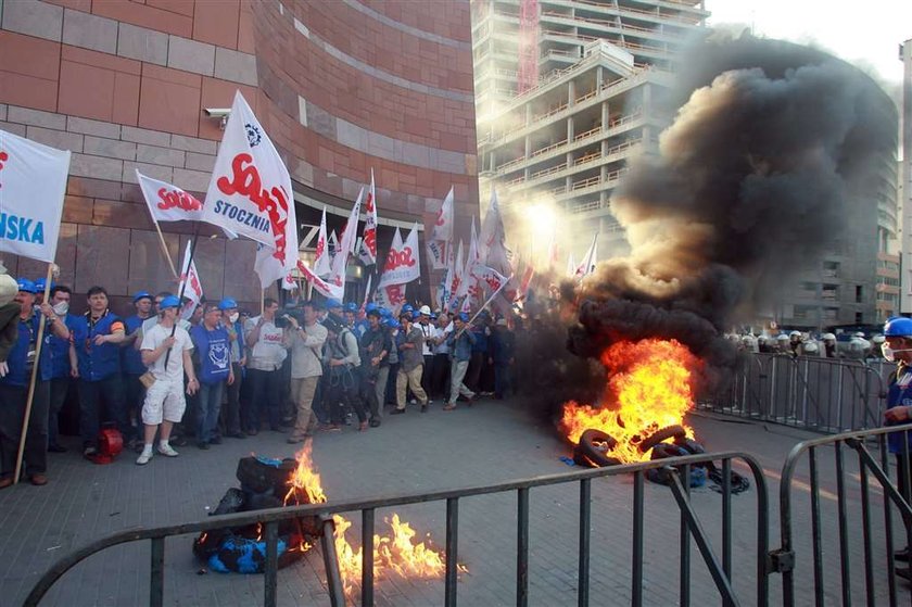 Opony płoną na demonstracjach