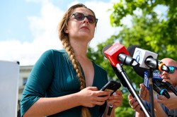 Pracownia Jany Shostak zdewastowana. "Narysowano sierp i młot na moich notatkach"