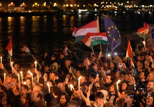 Pristalice Tise slave pobedu u Budimpešti, Mađarska, 12. aprila