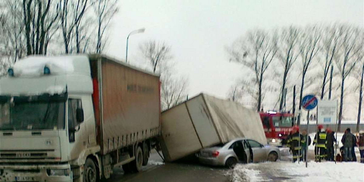 Koszmar! Przyczepa spadła na ciężarną kobietę! Nic się jej nie stało!