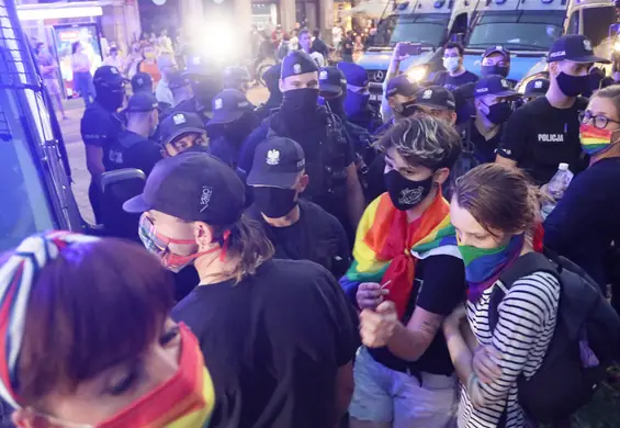 "Nie chcesz jednej za papierosa?" Tak wyglądała doba zatrzymania za protest w obronie Margot [relacja]