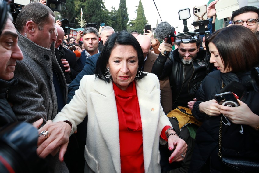 Salome Zurabišvili napušta palatu Orbelijani u Tbilisiju 29. decembra