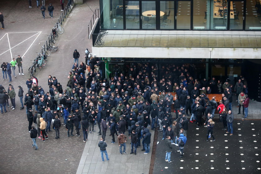 Ajax – Legia. Kibice pod eskortą, policja w gotowości