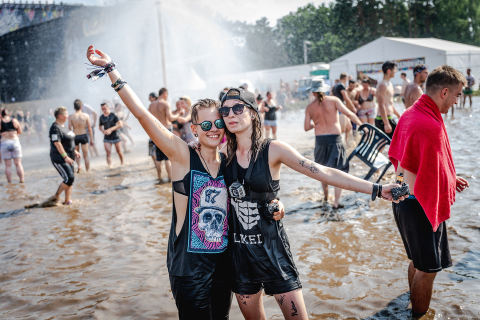 Pol'and'Rock Festival 2018: błotne kąpiele pod "grzybkiem"