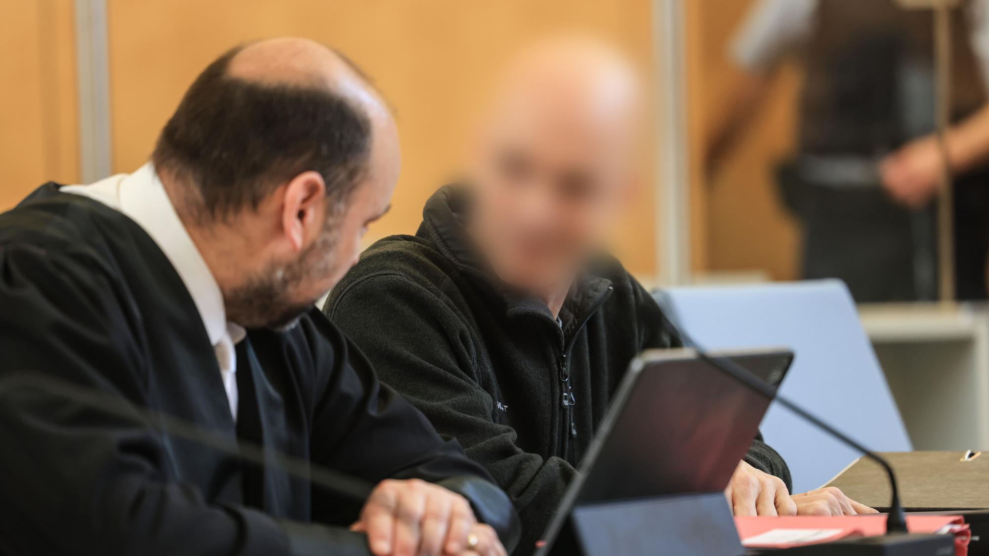 Obžalovaný (vpravo) sedí v súdnej sieni vedľa svojho advokáta na súde 29. apríla 2024 v Düsseldorfe.