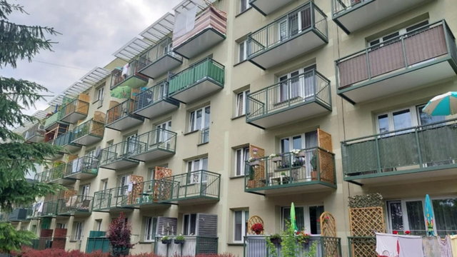 Így is lehet: erkélyt építenek a lengyel panelházakra, ennyibe kerül