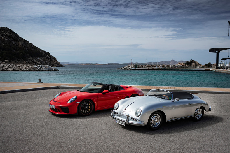 Dwa Speedstery.  dari lewej Porsche 911 Speedster (991.2; 2019 r.), rozwijające 510 KM saya 75-konne Porsche 356 A 1600 S Speedster z lat 1955-1959. 