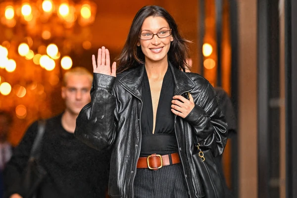 Ona je najlepša žena sveta, ali u ljubavi je PROKLETA: Svaki dečko u kog se zaljubi na kraju završi s NJENOM DRUGARICOM