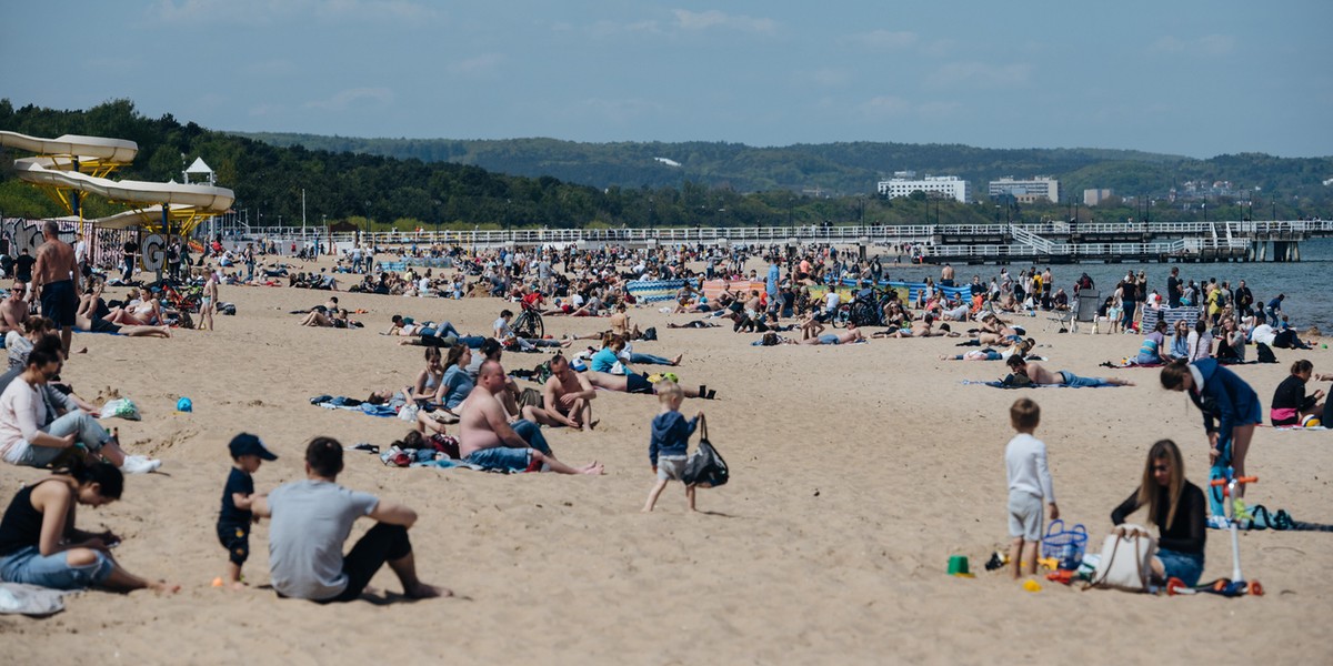 Koronawirus w Polsce: Tłumy na polskich plażach i w górach