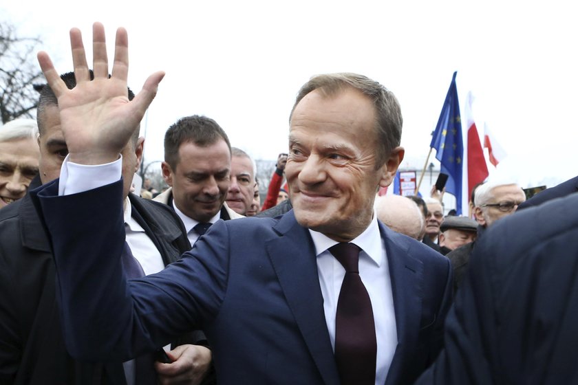 Tusk zagrał na nosie Kaczyńskiemu i Schetynie