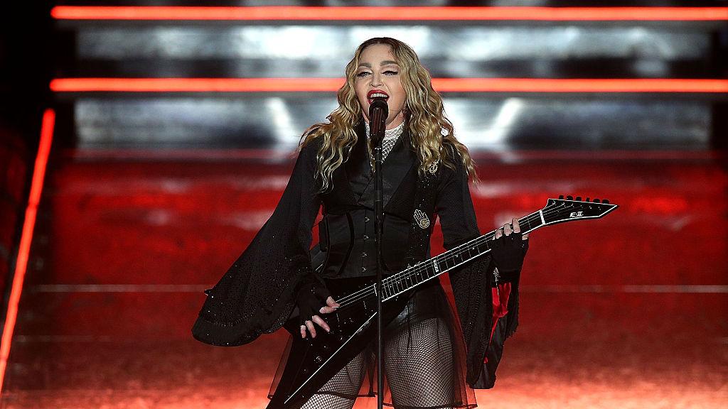 Madonna brutálisan nagyot esett a színpadon, vérbeli profiként reagált