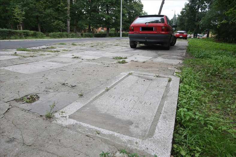 Płyty nagrobne na parkingu