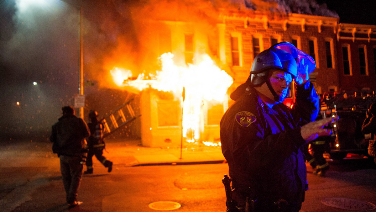 W nocy z poniedziałku na wtorek w Baltimore wybuchły zamieszki na tle rasowym. Spalonych zostało 15 budynków i 144 samochody. Funkcjonariusze policji zatrzymali prawie 200 osób.
