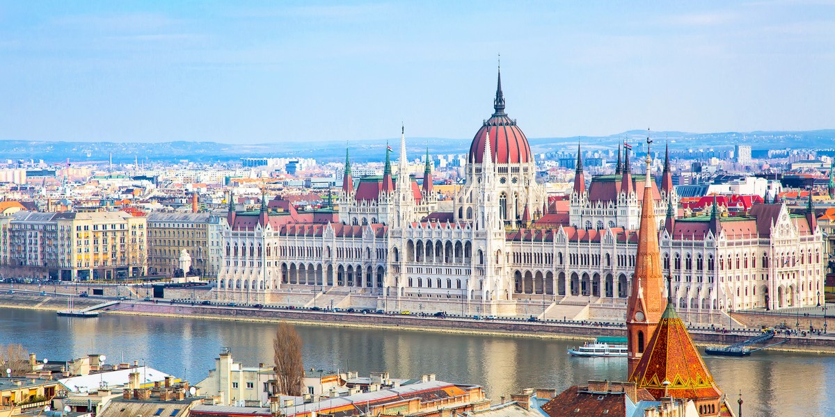 Zgodnie z decyzją banku w Budapeszcie stopy procentowe poszły w górę o 100 punktów bazowych, co oznacza największą podwyżkę kosztu pieniądza od 2008 r.