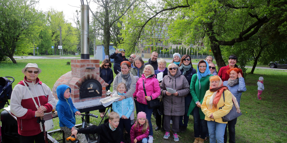 To ci dopiero sąsiedzi! Pieką razem chleb na skwerku 