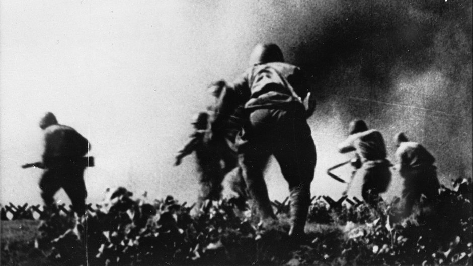 Pierwsza bitwa z Niemcami stoczona przez I Dywizję Piechoty im. Tadeusza Kościuszki. Nz. natarcie Polaków (12.10.1943 r.)