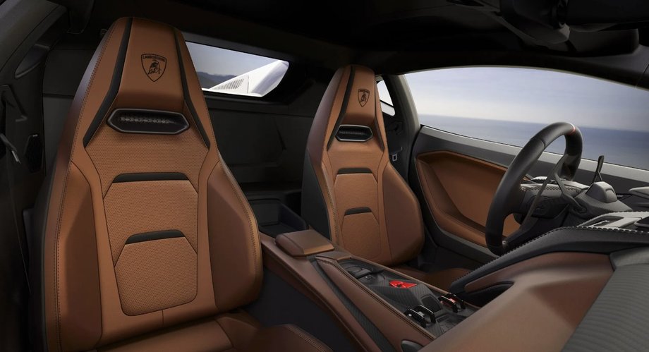 The interior cabin has been expanded compared to the Huracan.