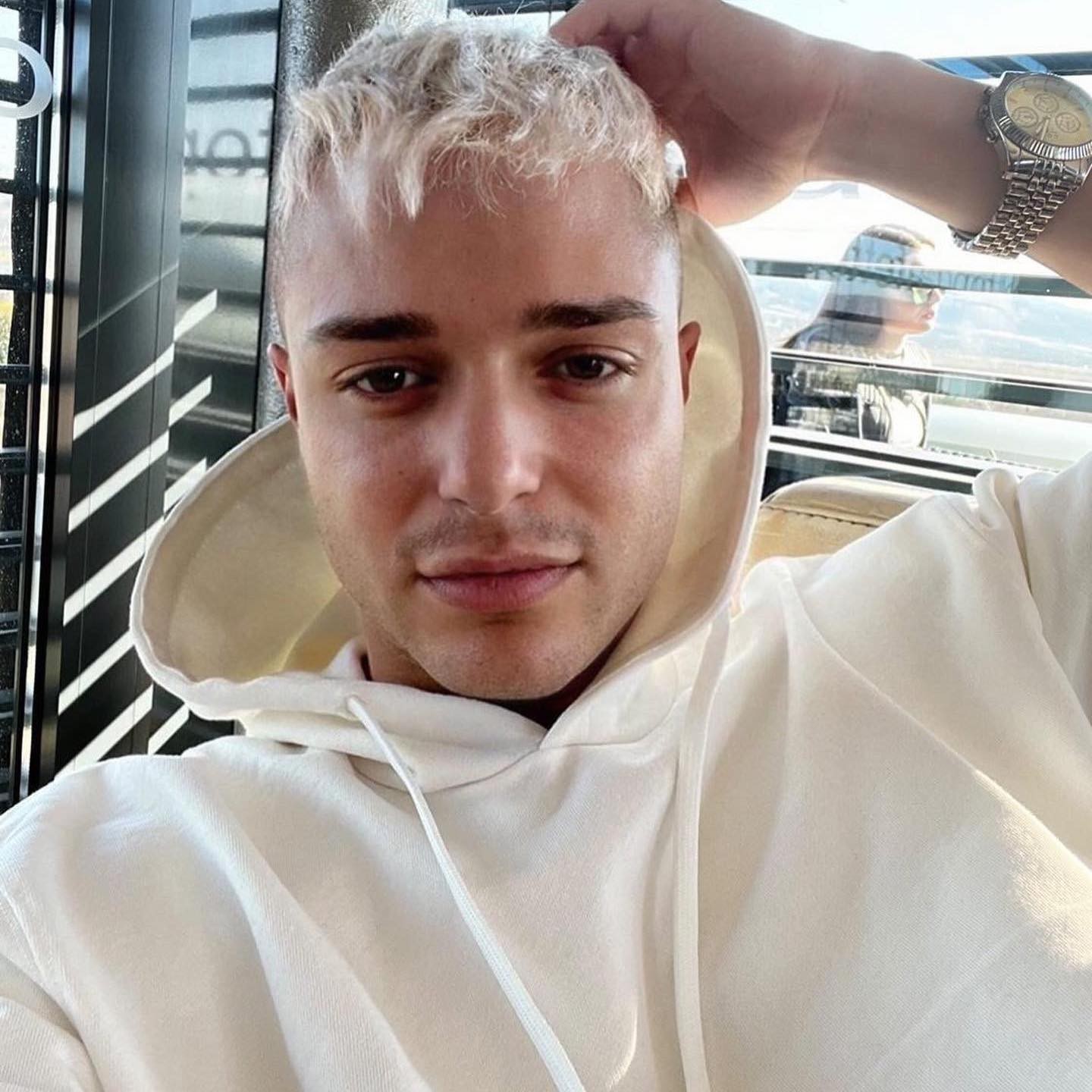 Spevák a influencer David Key.