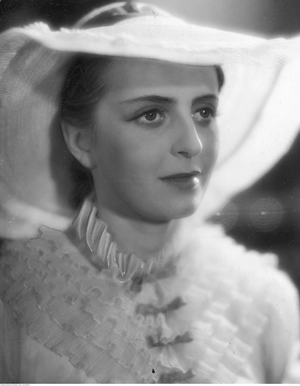 Elżbieta Barszczewska jako Justyna w filmie "Nad Niemnem" (1939). Fotografia ze zbiorów Narodowego Archiwum Cyfrowego