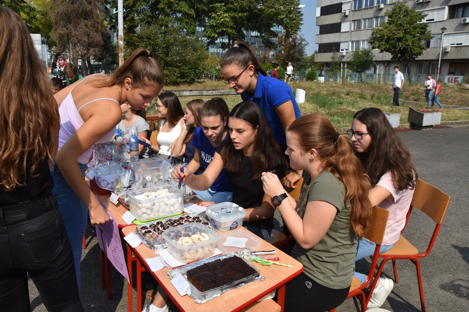 Mlade domaćice umesile kolače