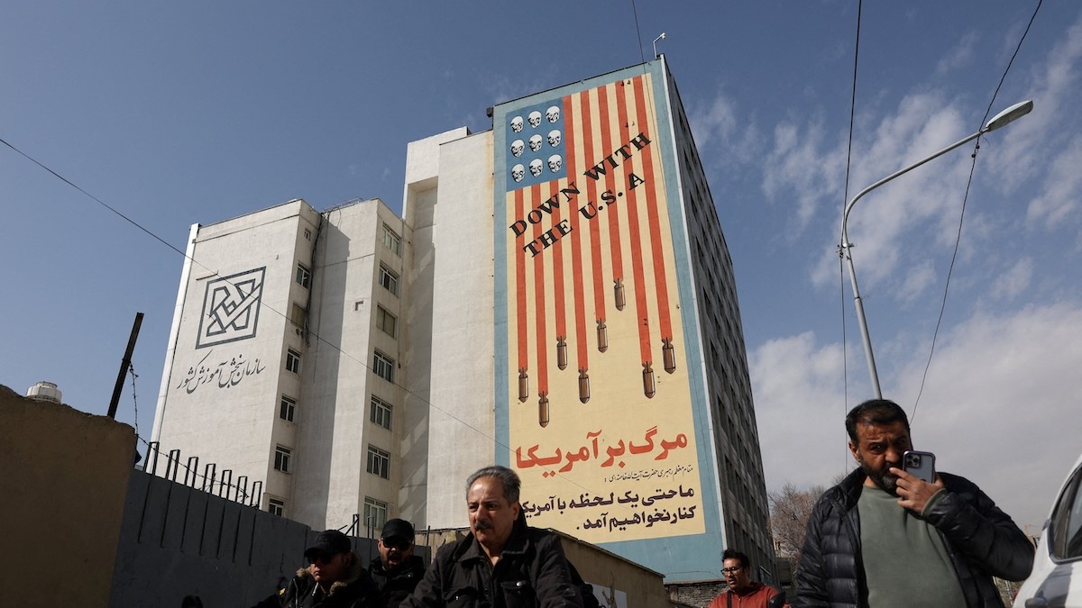 Graffiti na stene „Dole s USA“ v Teheráne v Iráne.