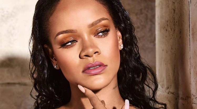 Rihanna feneke nagyobbat ütött, mint a bugyija