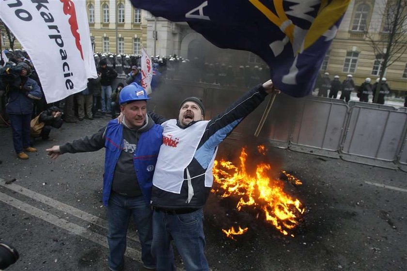 Opony płoną na demonstracjach