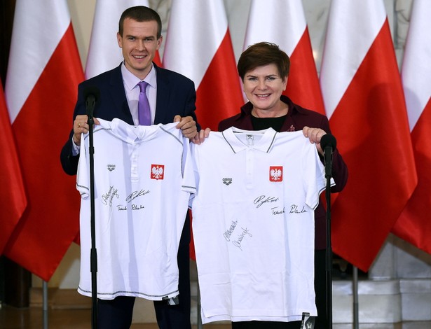 Beata Szydło spotkała się z pływakami. Premier polskiego rządu dostała koszulkę z autografami. WIDEO