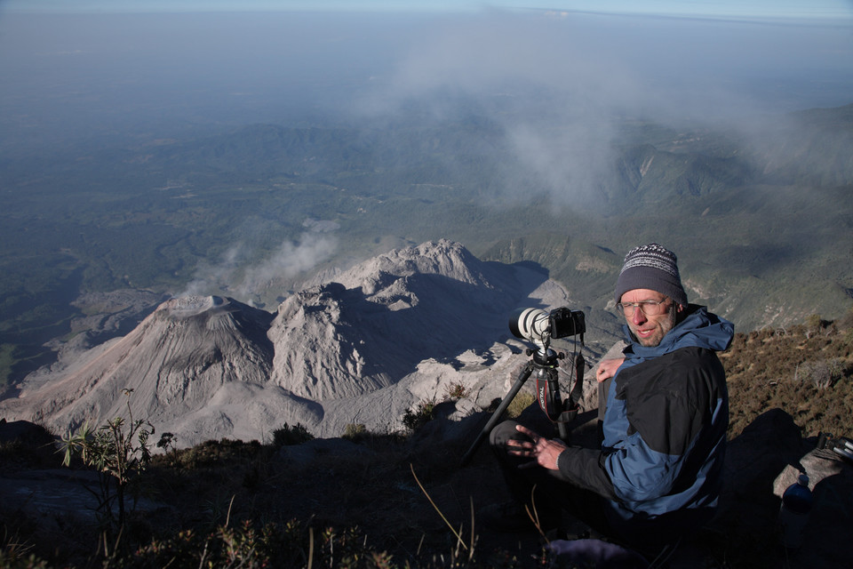 Martin Rietze na szczycie Santa Maria w Gwatemali, w tle wulkaniczne kopuły Santiaguito