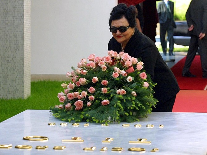 Jovanka Broz polaže cveće na Titov grob, avgust 2013.