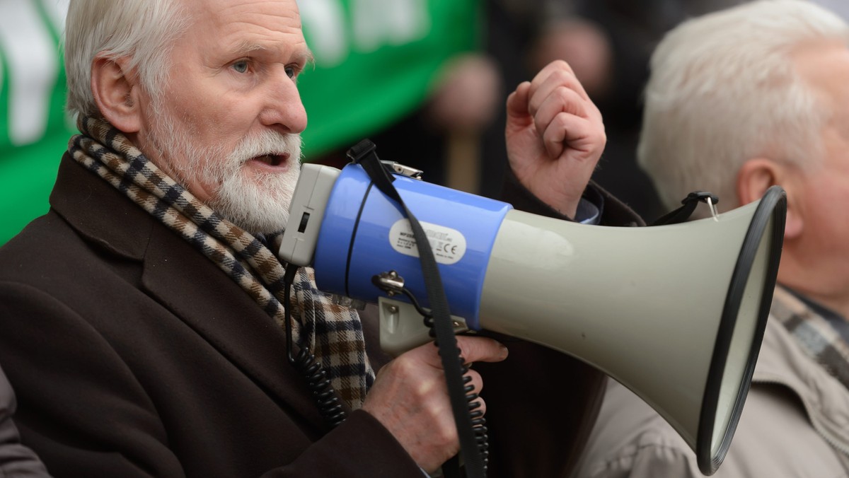 Nie zmieniłbym swoich metod działania. Broniłem polskiej racji stanu, a uważam, że kiedy jest ona zagrożona, to moim obowiązkiem jest użyć wszelkich dostępnych środków, by bronić polski interes narodowy. Dzisiaj też nie cofnę się przed żadnym działaniem, które przyniesie pozytywny skutek – mówi w rozmowie z Onetem Gabriel Janowski, były minister rolnictwa.