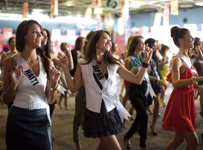 Kandydatki do tytułu Miss Universum w szkole samby