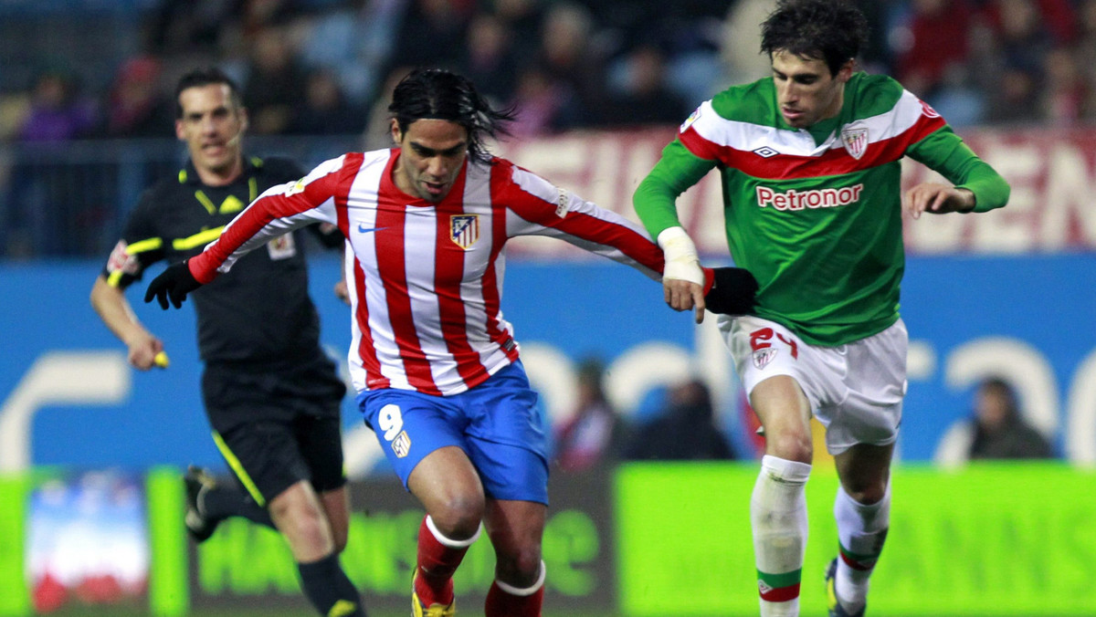Atletico Madryt wygrało cenne spotkanie 29. kolejki Primera Division z Athletikiem Bilbao 2:1 (0:0). Zwycięskie bramki zdobył dla stołecznej drużyny niezawodny Radamel Falcao. Wpadkę z Realem Saragossa zaliczyła Valencia, która przegrała na własnym boisku z kończącymi mecz w dziewiątkę rywalami 1:2 (1:1).