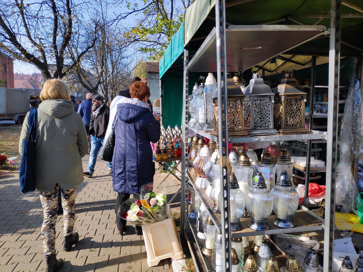 Ile kosztują znicze przed Wszystkimi Świętymi? Ile trzeba wydać? Czy jest drożej niż rok temu? Oto ceny zniczy w 2025 roku