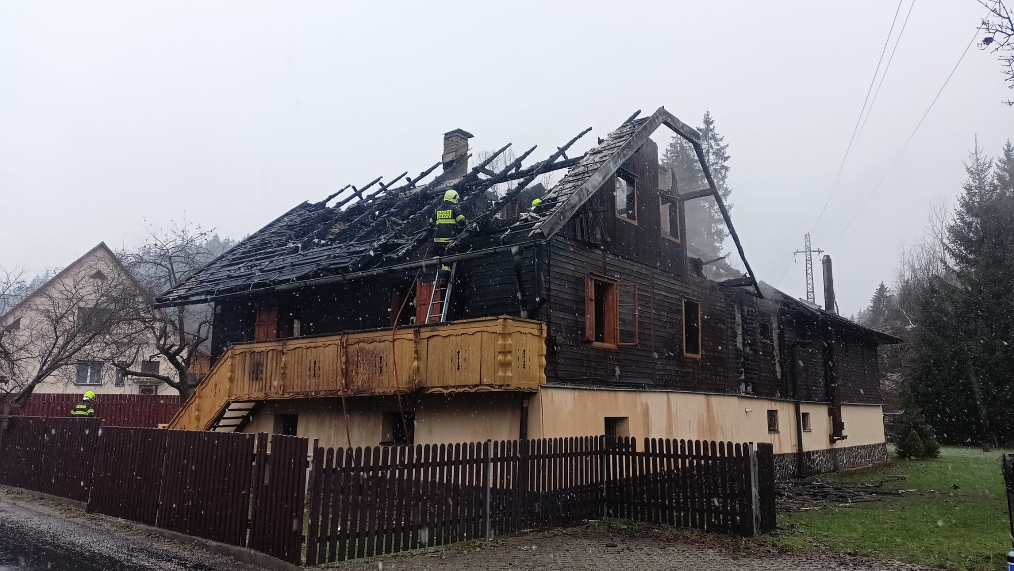 V Makove horela rekreačná chata, škodu po požiari vyčíslili na 200.000 eur.