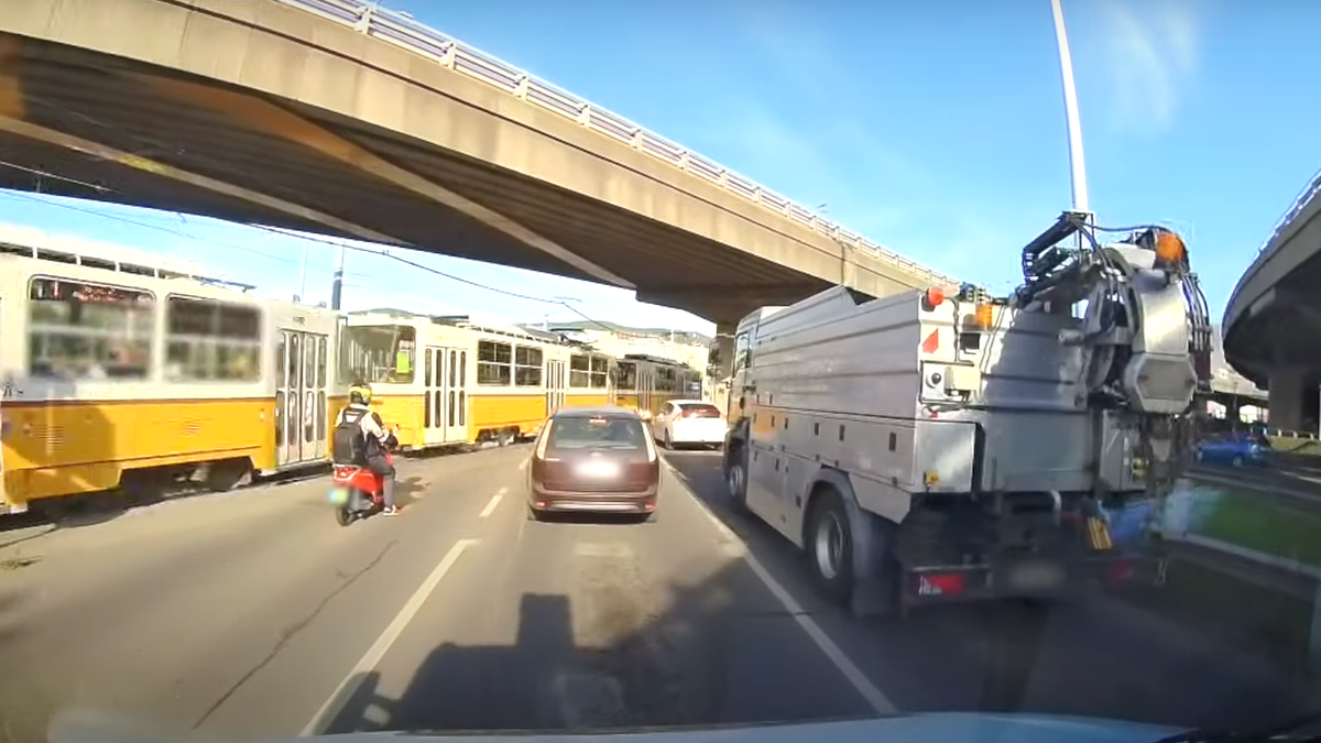 A BKV már vizsgálja a „kamikaze villamos” esetét, amelynek a vezetője kis híján elgázolt egy motorost – videó