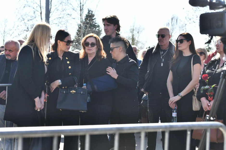 Pevači na sahrani kod Saše Popovića 