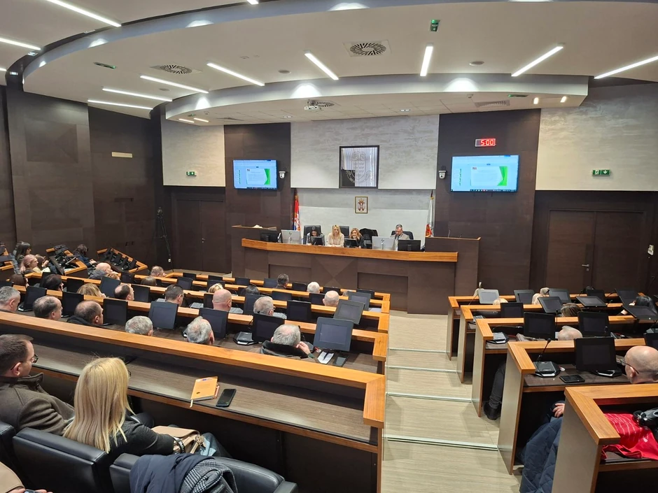 Državna sekretarka u Ministarstvu prosvete Vesna Nedeljković na sastanku sa više od 70 direktora osnovnih i srednjih škola u Kraljevu