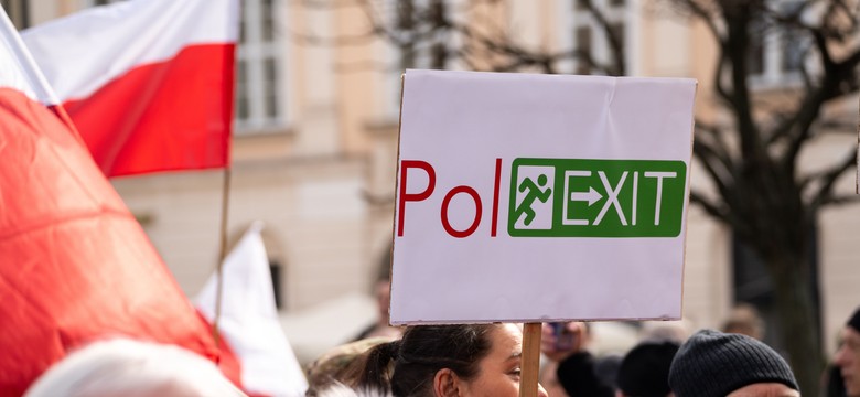 Alarmująco wysokie poparcie dla polexitu. Gorzej jest tylko we Francji