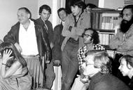 Grzegorz Przemyk (stoi w drzwiach) w swoim domu podczas spotkania opozycji, Warszawa, czerwiec 1981 r.