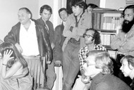 Grzegorz Przemyk (stoi w drzwiach) w swoim domu podczas spotkania opozycji, Warszawa, czerwiec 1981 r.