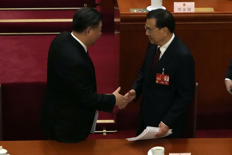 Prezydent Chin Xi Jinping podający rękę byłemu premierowi Li Keqiangowi po sesji otwierającej Ogólnochińskie Zgromadzenie Przedstawicieli Ludowych w Wielkiej Hali Ludowej w Pekinie, 5 marca 2023 r.