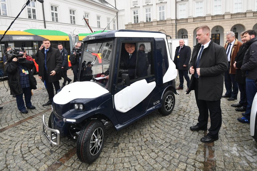 Duda testuje elektryczne cacka. Wsiadł za kierownicę m.in.pojazdu marki Melex