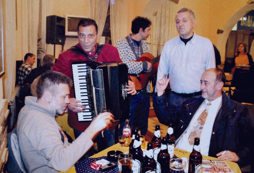 Ljudi mu daju neki dinar: Sa harmonikom u kiafani