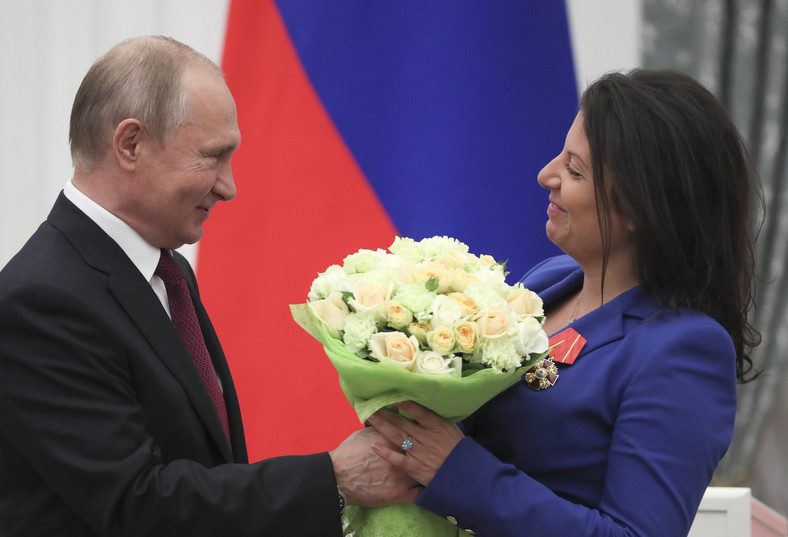 Margarita Simonjan odbiera od Władimira Putina Order Aleksandra Newskiego (2019)